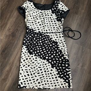 Beautiful lined dress. Great for summer.